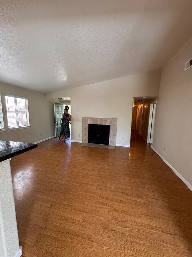 Photo - 5327 Hillsdale Blvd