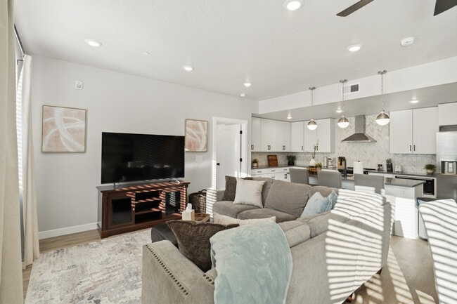 Building Photo - 206 N Chapparell Dr