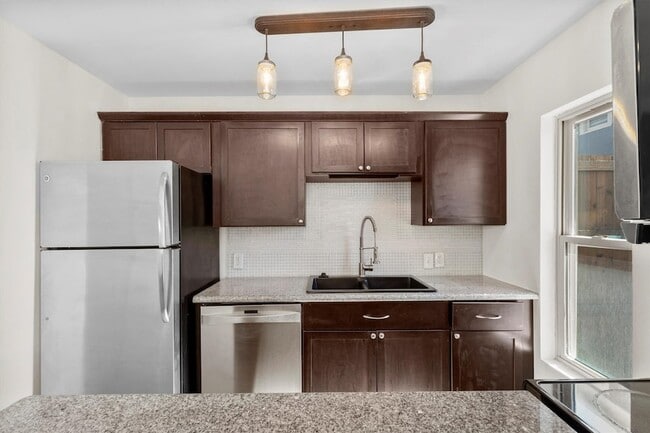 Building Photo - 4039 Cole Ave Unit 105