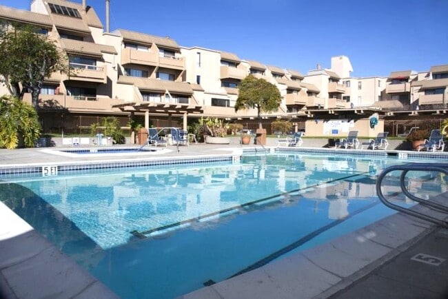 Building Photo - BEAUTIFUL TOP FLOOR 1 BED 1 BATH CONDO W/...