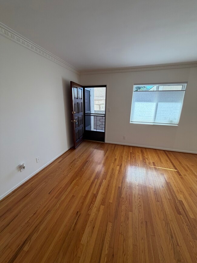 Entrada - 852 N Cherokee Ave