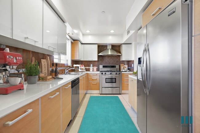 Cocina de tamaño completo con refrigerador, estufa, horno microondas y lavavajillas de bajo consumo. - Brockton Palace by Wiseman