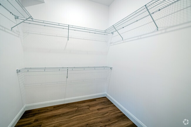 2BR, 2BA -1,325SF - Closet