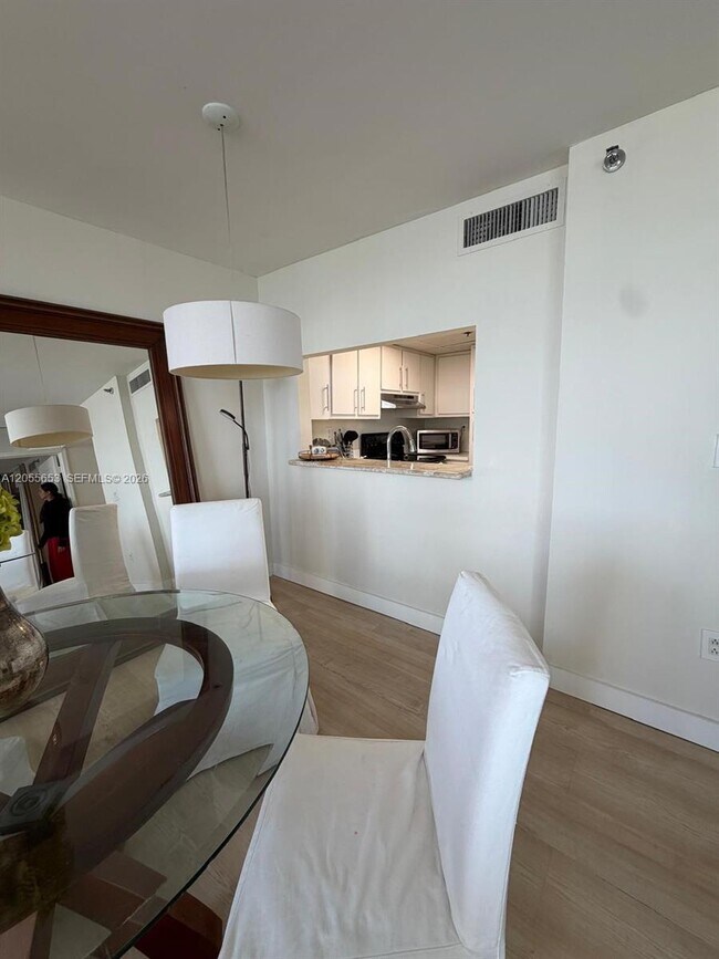 Photo - 540 Brickell Key Dr Unidad 1418