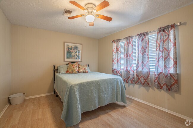 2BR, 1BA - 850SF