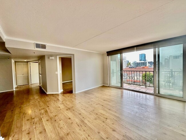 Building Photo - Stunning 2BD/2BA Condo in Downtown! With Parking and Washer/Dryer!