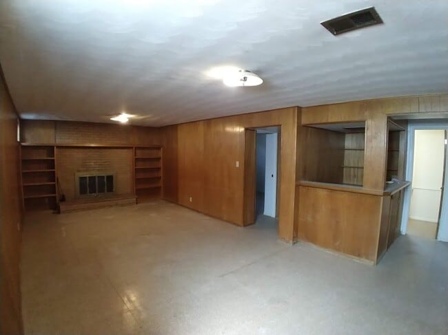 Sótano - 2766 E Euclid Ave