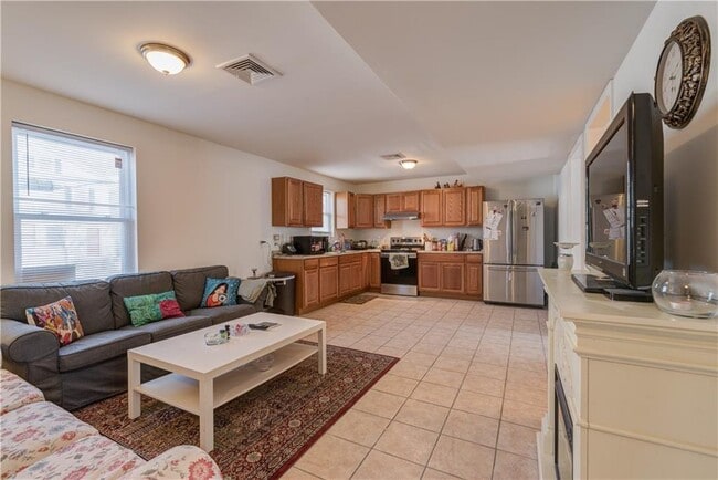 Building Photo - 970 Atwells Ave Unit 3 Rental
