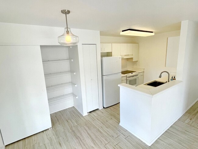 Photo - Top-Floor 2BR / 1.5BA Southpointe Condo – ... Unit 18-201