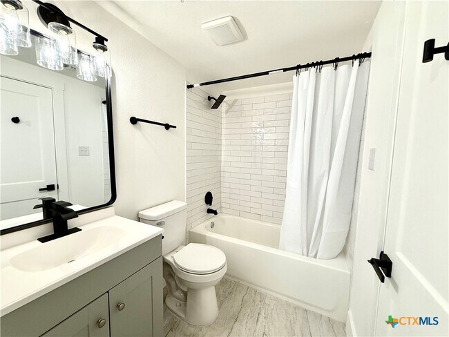 Building Photo - 2204 W San Antonio St Unit 1