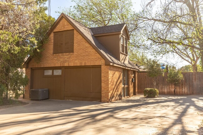 Photo - 2124 Broadway St