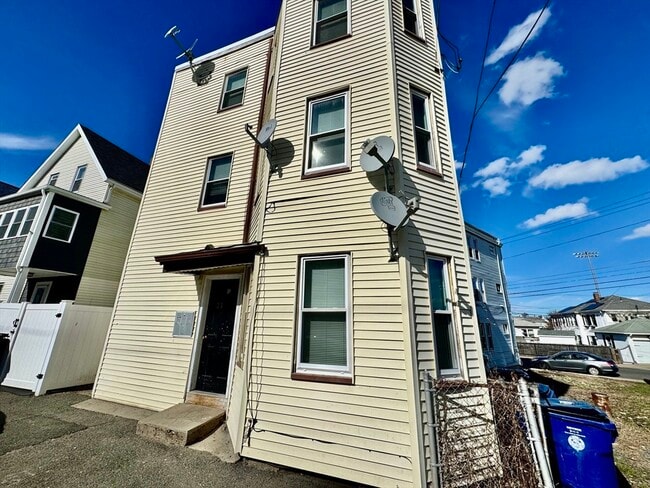 Building Photo - 21 Warren St Unit 1