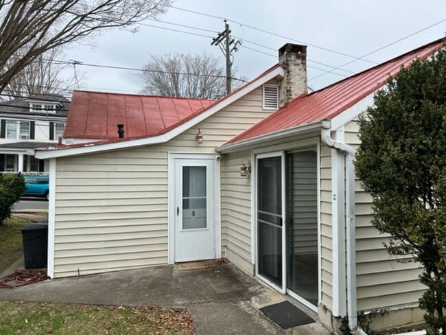 Building Photo - Bungalow in Downtown Lexington