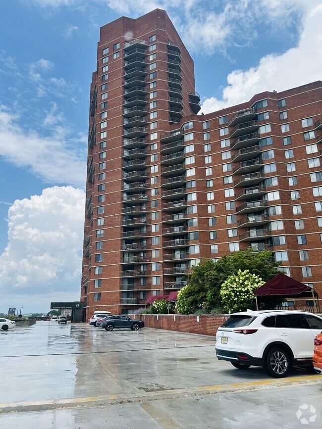 Building Photo - 1040 Harmon Cove Tower Rental