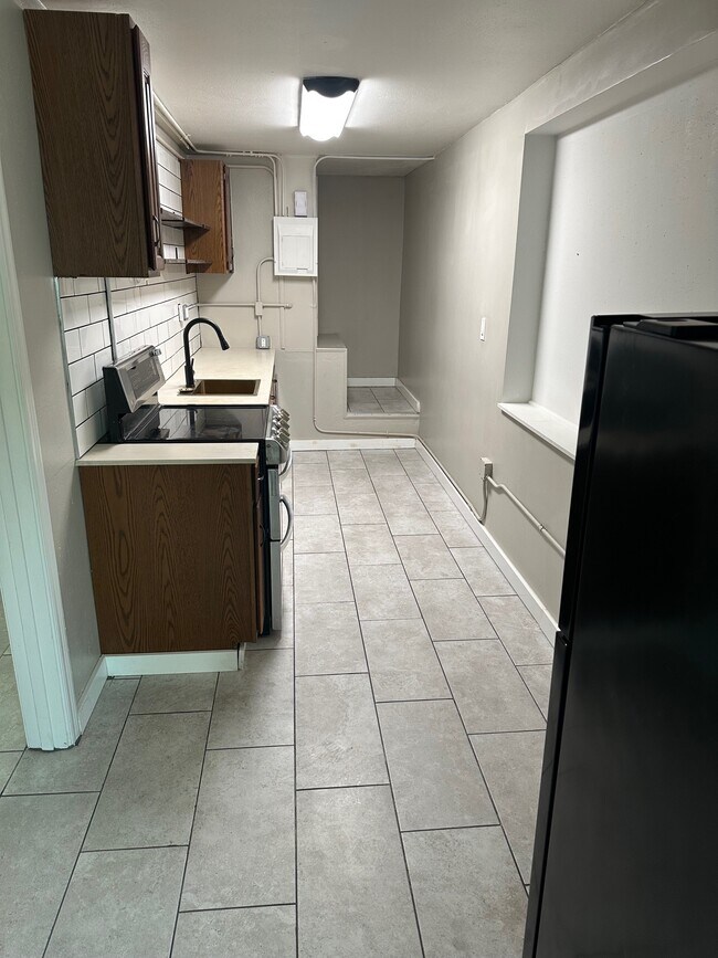 Building Photo - 206 E Broadway St Unit .#4 Rental