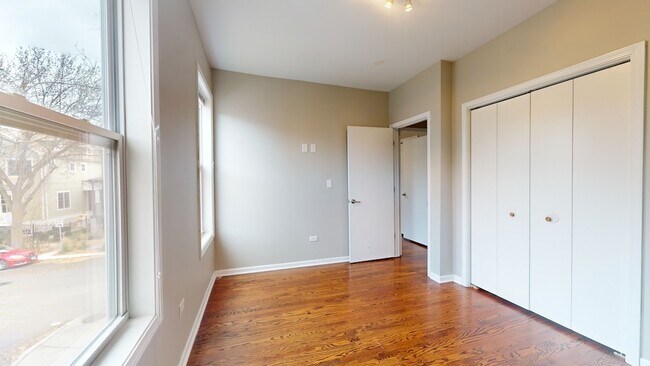 Photo - 2103 W Fletcher St Unit 2