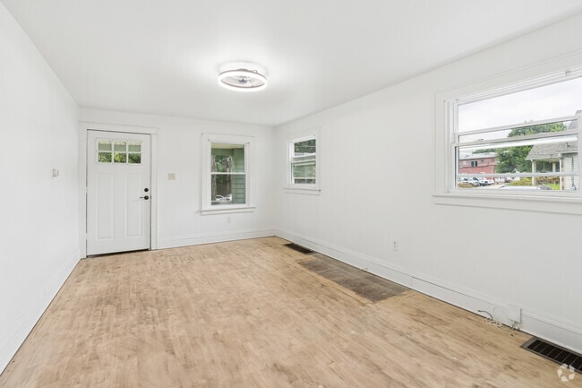 2BR, 1BA - 760SF - Living Area - 1331 Hillcrest Dr