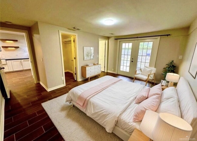 Photo - Beautiful and cozy single family home located in the Mcallen Arts District - AVAILABLE SEPTEMBER 1st