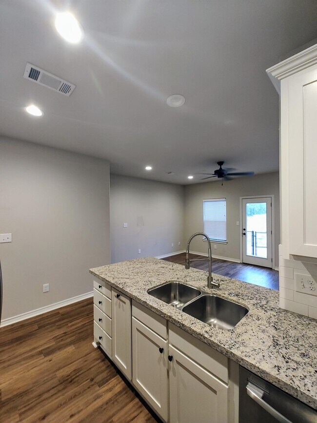 5670 Shadowbend Cir N