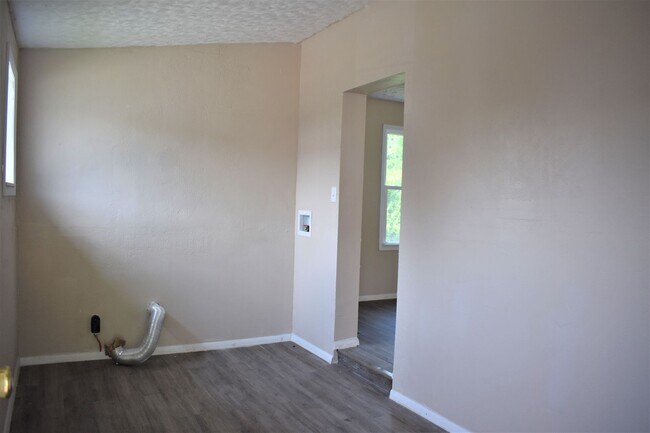 Photo - LEASE PENDING AS OF 05/06/2025: Lovely 3 b...