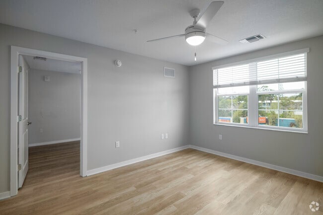 1BR, 1BA - 601SF - Living Room