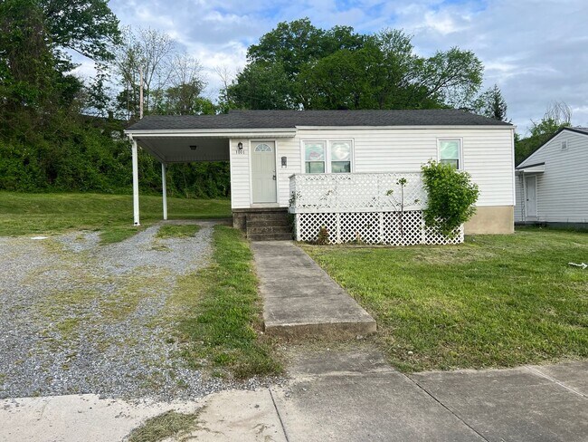 Photo - 2 bed 1 bath house- walking distance to Ho...