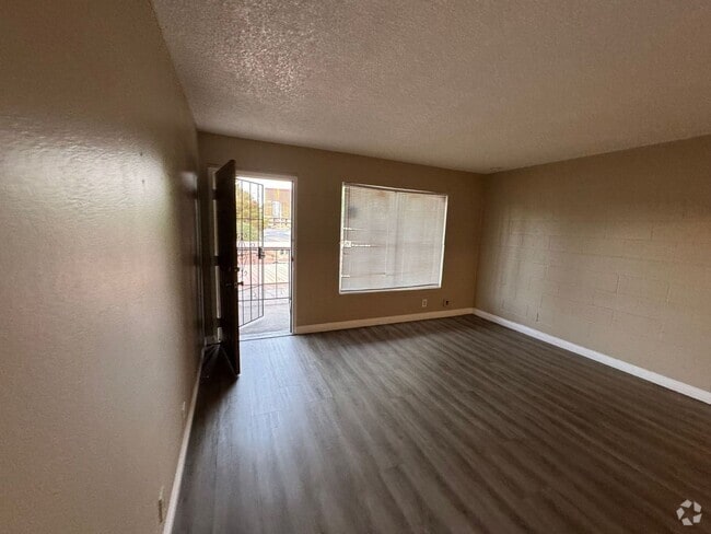 Building Photo - Charming Upstairs Unit with Prime Location... Rental