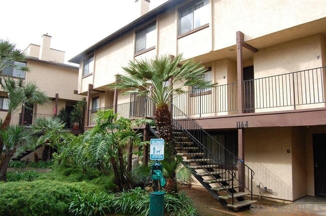 Building Photo - DECKER Town Home