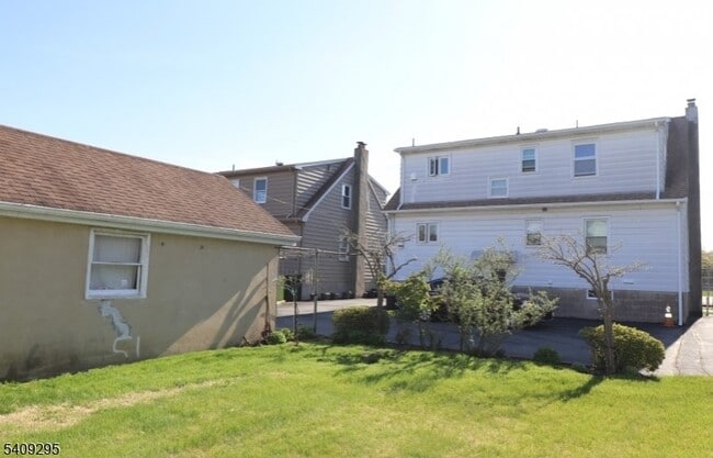 Photo - 172 Kanouse St