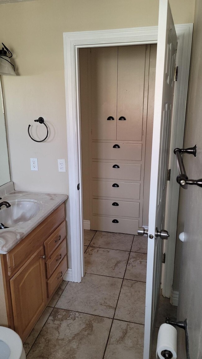 Photo - 407 E 400 S