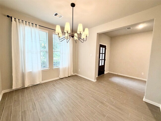 Photo - 8319 Divot Trce