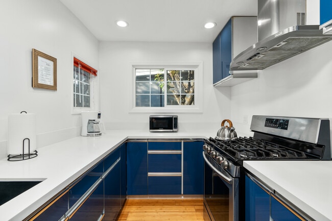 Photo - 3743 Latrobe St