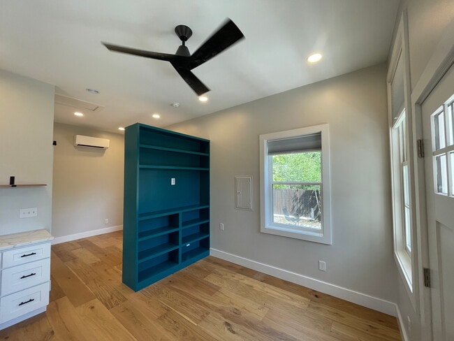 Photo - 907 Ashley Ave Unidad Studio behind Main House