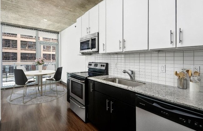 Photo - 601 W Jackson Blvd