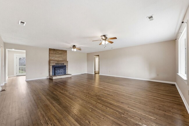 Photo - $1,900 - 3 Bedroom 3 Bathroom Unfurnished Home Just Outside Franklin