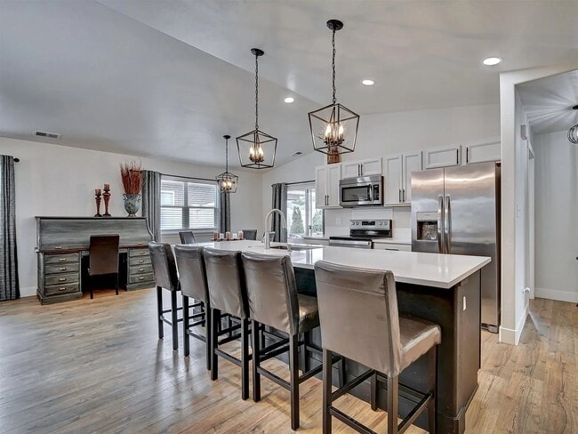 Photo - 580 Hennessy Way