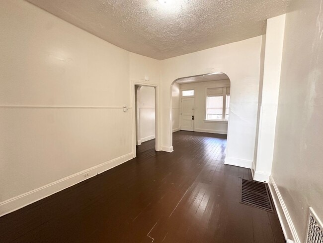 Photo - 4 Bedroom 1 Bathroom w/Garage in York City!