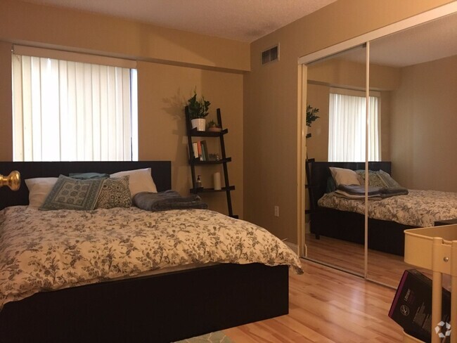 Building Photo - Spacious 2 bedroom unit with a view! Rental