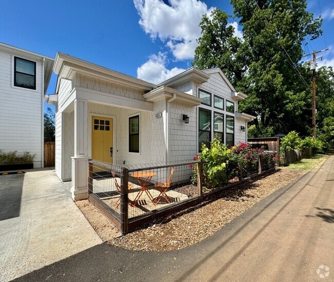Building Photo - Custom Adorable Cottage Available in Folsom! Rental