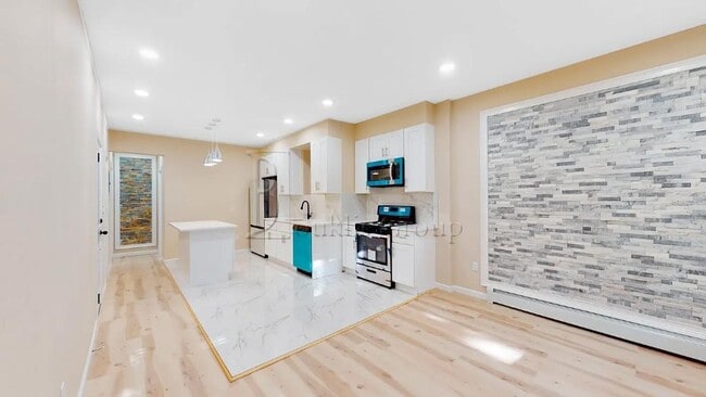 ** GUT RENOVATED ** 3 BEDROOM ** PRIME ASTORIA ** 2 MIN TO N/W