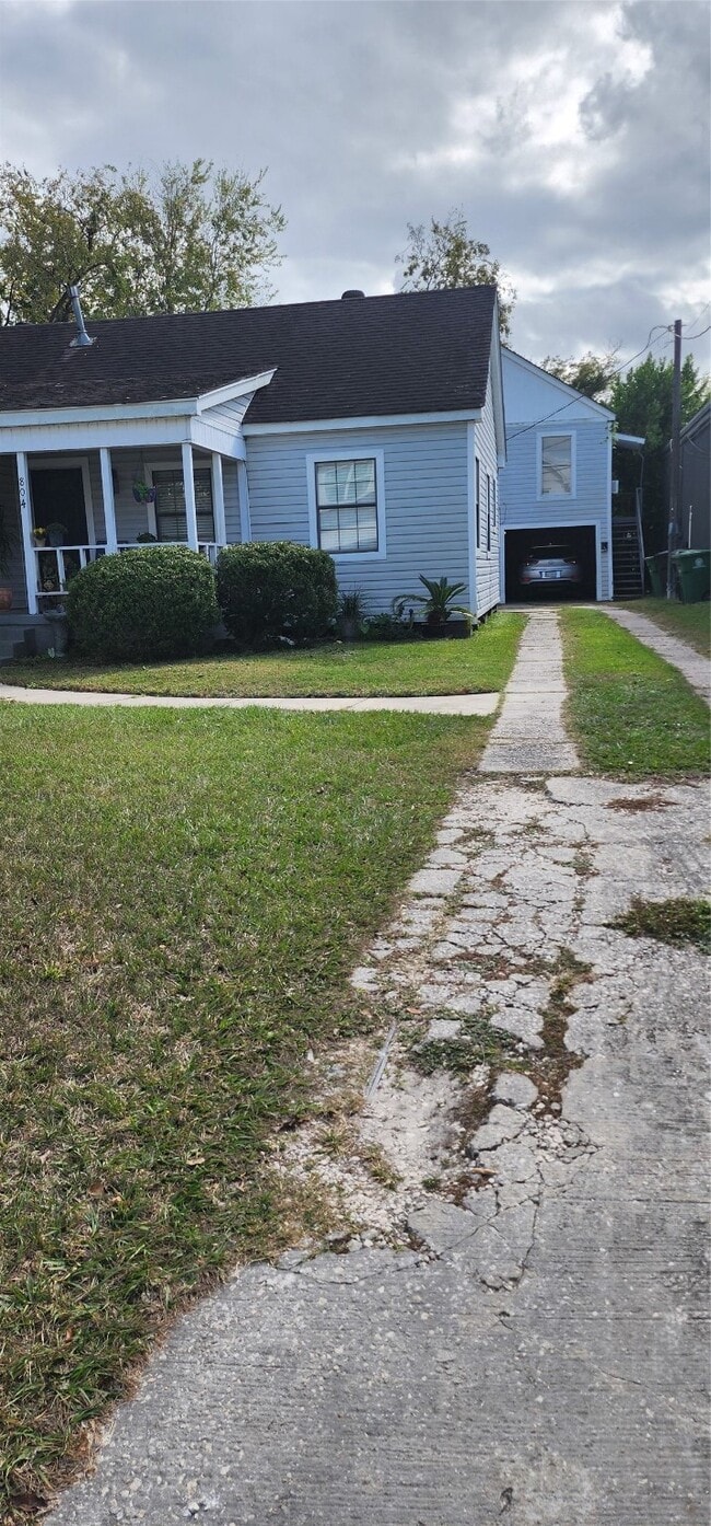 Building Photo - 804 Graceland St