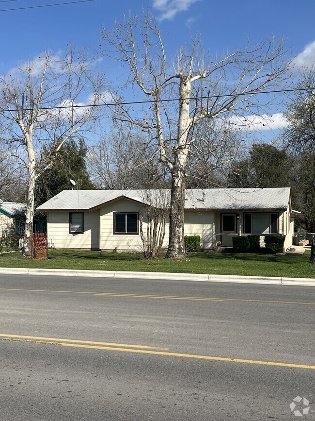 Building Photo - 300 N Burleson St Rental