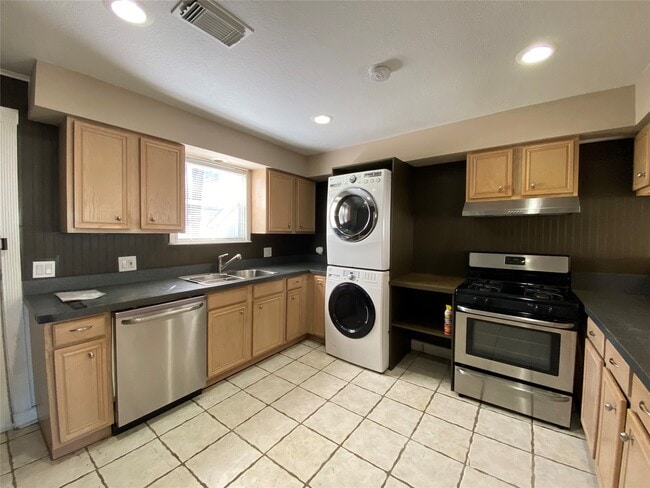 Building Photo - 1114 E 27th St Rental