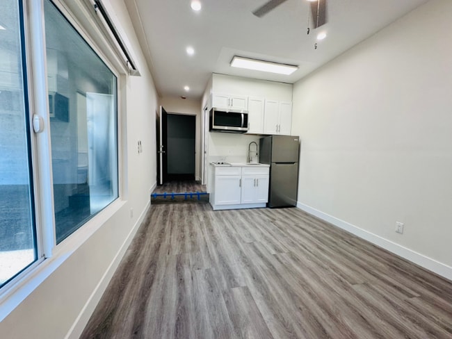 Building Photo - 1847 Winona Blvd Unit 27