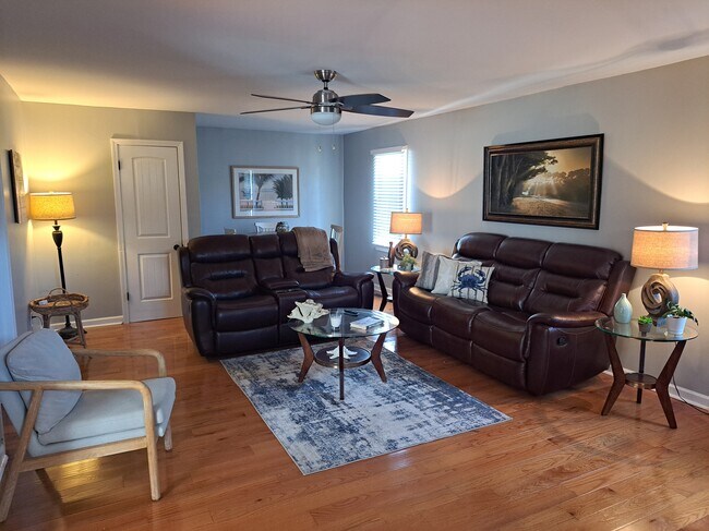 Spacious Great Room with TV and Dining Area - 933 Battery Ave