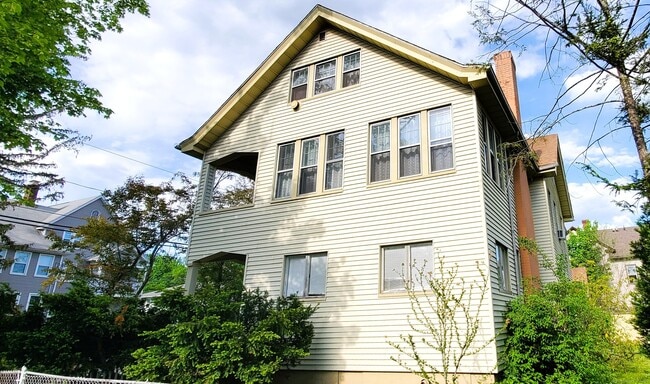 Building Photo - 42 Vance St Unit 2nd Fl Rental