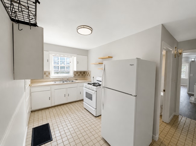 Building Photo - 1-bed 1-bath – Heritage Hill Apartment Unit Lyon 2