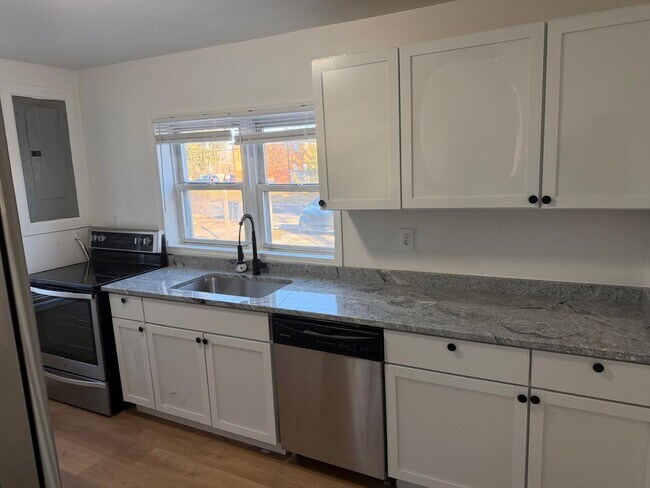 Photo - 1665 Elaine Rd