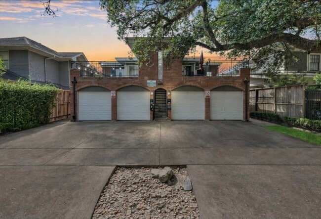 Building Photo - 705 Harold St Unit 4