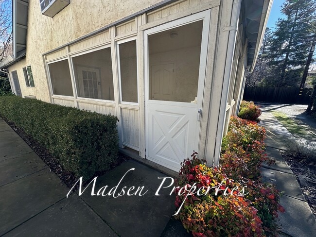 Photo - 381 E 9th St